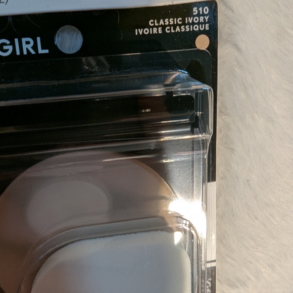 Covergirl Clean Fresh and Classic Ivory Powders - Picture 4 of 5